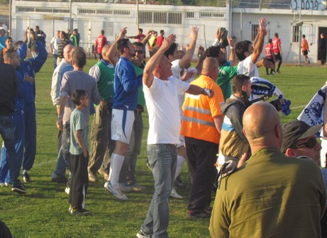 אוהדי שעריים בסיום.