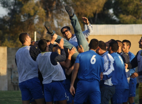 יחגוג בבית. טייב על הכתפיים בדבוריה (אחמד עזאיזה)