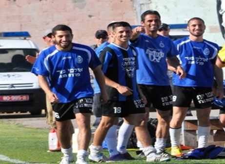 שחקני אולגה חוגגים(צילום:אתר אל ערב)