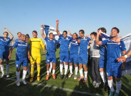 עלייה היסטורית. שחקני עפולה חוגגים (חאדר אניס)