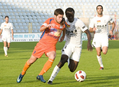 זר ראשון שחותם. דורבור (בלבן. צילום: וואלה ספורט)