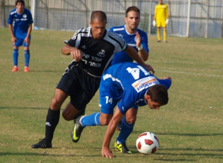 ממשיך עוד עונה. צרפתי (בשחור. חאדר אניס)