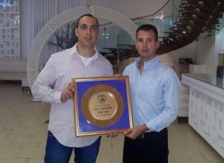 עם צלחת האליפות. עמית אשכנזי (מימין) ורחמים