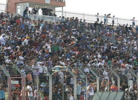 אוהדי אום אל פאחם. הקבוצה תרד לליגה א' צפון? (צילום: יח