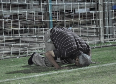 מתפללים להישארות. מוחמד מחמיד (חאדר אניס)