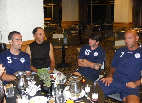 שחקני הקבוצה ברגע של נחת. מחנה אימונים קדחתני (צילום: דוברות הקבוצה)