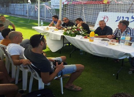 מסיבת העיתונאים. 