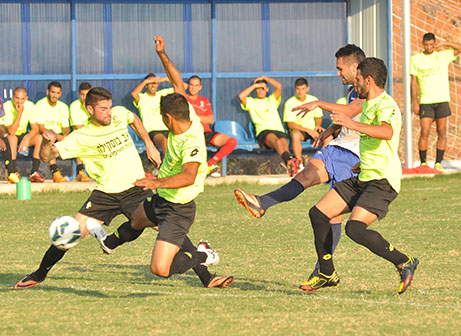 שחקני מגדל מנסים לעצור את אביב דדו (צילום: קובי פורטל)