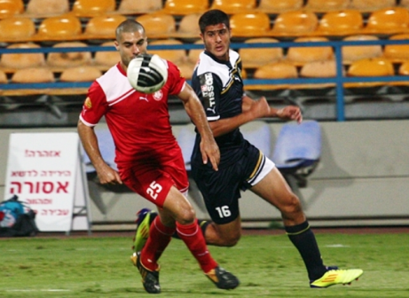 חוזר הביתה. זריס (בשחור. לירן דורף)