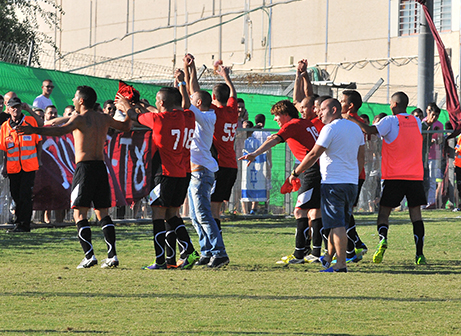 שחקני מגדל העמק חוגגים (צילום: ארנון לוי)