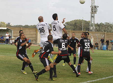 שחקני אולגה וקריית אתא במרדף על הכדור (צילום: שלומי גבאי)