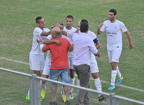 שחקני הרצליה חוגגים את הניצחון (צילום: קובי פורטל)