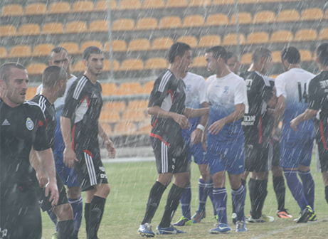 מבול שטף את שחקני שתי הקבוצות (צילום: מיכה פישנזון)