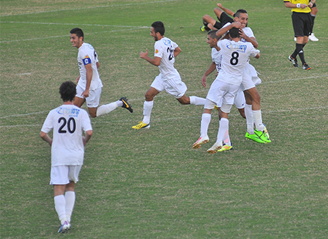 שחקני הרצליה חוגגים (צילום: קובי פורטל)