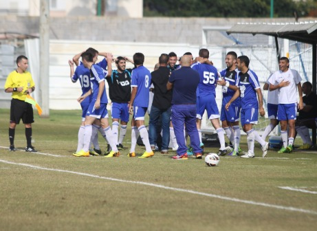 שחקני מגדל תופסים את הראש אחרי השער של וולוקובסקי (צילום: שלומי גבאי)