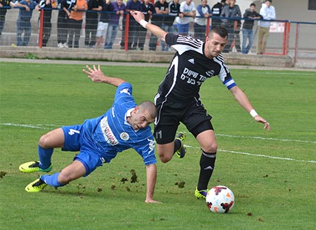 אבי מלכה גובר על טל בויס (צילום: ארנון לוי)
