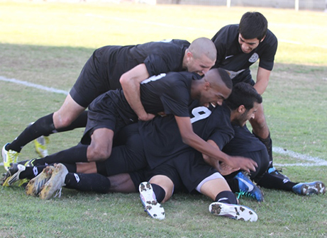שחקני חדרה בערמה על טמניו, שער אדיר של הקשר (צילום: שלומי גבאי)