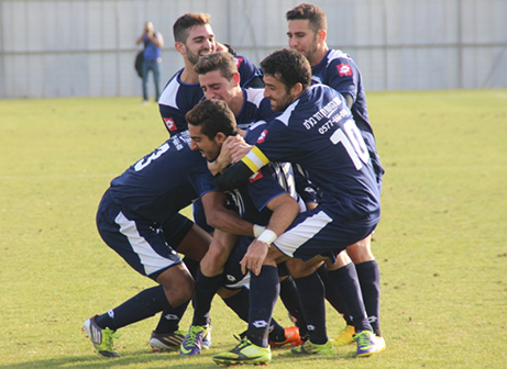 שחקני טבריה חוגגים (צילום: עודד חסין)