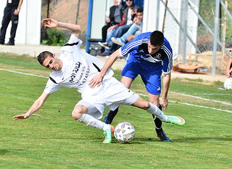 רוטשטיין במאבק על הכדור עם שחרור (צילום: ארנון לוי)