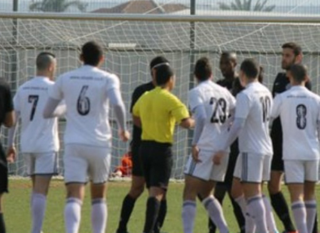 לא שלט במשחק.השופט רון שבתאי מוקף שחקנים