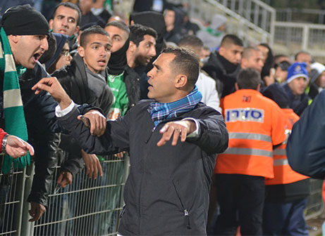 אכזה באחי נצרת, מאמן הקבוצה טל בנין (צילום: ארנון לוי)