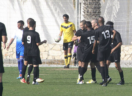 שחקני חדרה חוגגים (צילום: מיכה פישנזון)