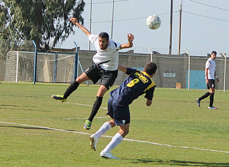 מוטי אוחיון בכדור גובה (צילום: חיים ג'ורנו)