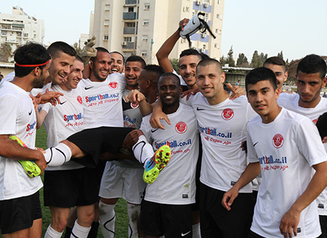 שחקני חדרה בסיום (צילום: שלומי גבאי)