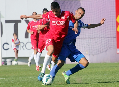 סולטן מתקל את לידור כהן היום בוינטר. שתי הקבוצות הולכות לים (צילום: לירן דורף)