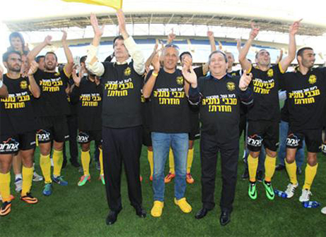 השחקנים והבעלים חוגגים עליה (ספורט 5)