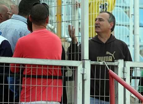 ספיר מתעמת עם האוהדים היום בהרצליה (צילום:לירן דורף)