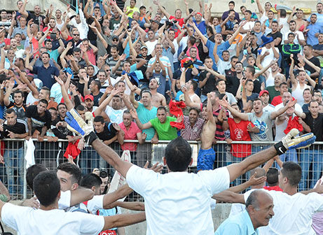 שחקני מג'ד אלכרום יחד עם הקהל בסיום (ארנון לוי)