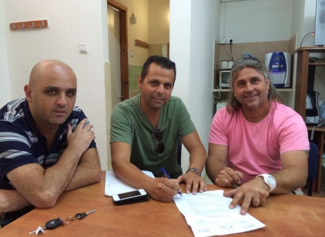 המאמן החדש של חדרה, פישמן (במרכז)