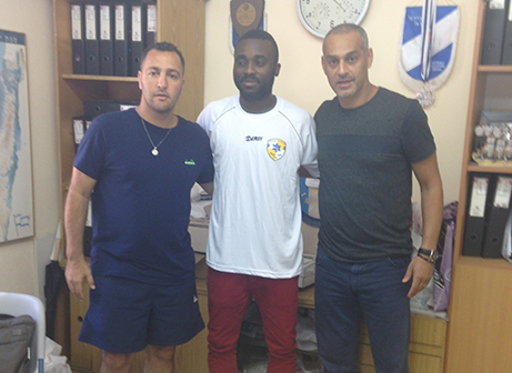 איילי במעמד החתימה (דוברות עיריית יבנה)