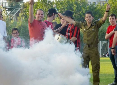 אוהדי רמת גן ורימון העשן אתמול באימון הפתיחה (אבי ריימונד)