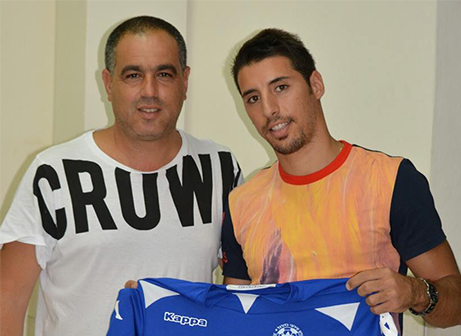 רפי עמוס במעמד החתימה (ולדי מויסייב)