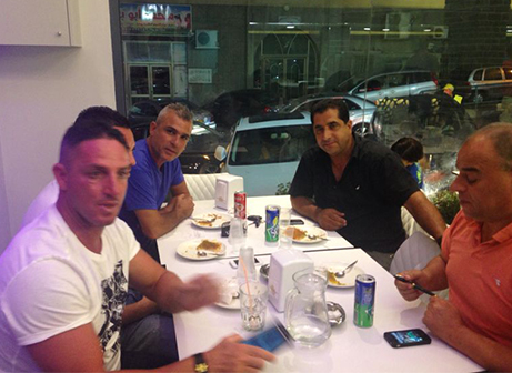 השוער ונציגיו במעמד החתימה