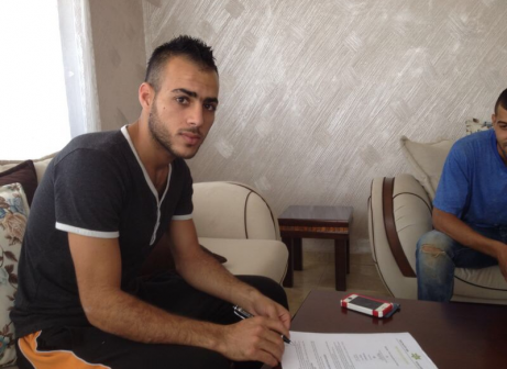 אבושנק במעמד החתימה