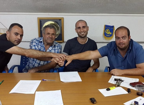 שדה במעמד החתימה (פייסבוק רשמי - קרית גת)