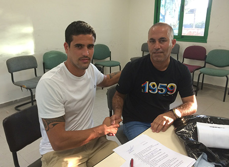 דהן במעמד החתימה