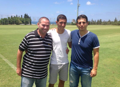 ההצטרפות להפועל חיפה תתעכב, ככל הנראה. אלמוג אוחיון (במרכז) עם סוכנו, עידו קרן (משמאל)
