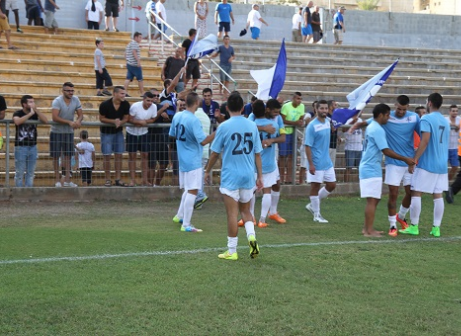 סיפתח נפלא לעונה. שחקני הפועל בית שאן חוגגים בסיום