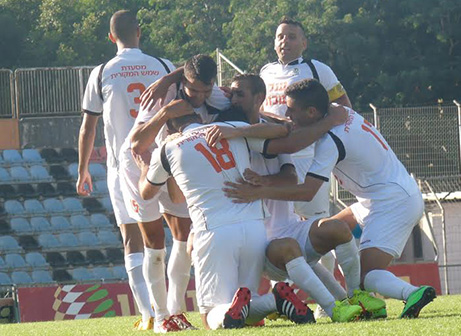 שחקני כפר שלם חוגגים (אלי שמואלי)