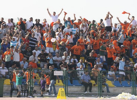 כמה מהם השליכו אבנים למגרש, הקבוצה תעמוד לדין