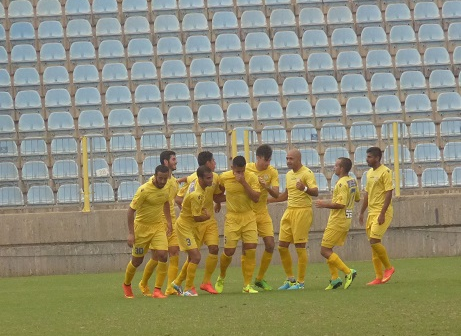 רואים 6 מ-6. שחקני הרצליה חוגגים ניצחון (אלי שמואלי)