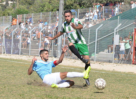 שטרית וארמלי במאבק על הכדור (קובי פורטל)