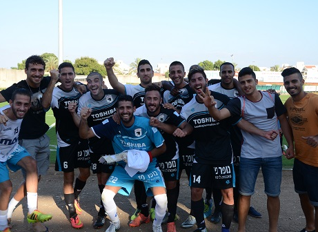 ניצחון ראשון העונה. שחקני מורשה חוגגים (אמיר אזון)