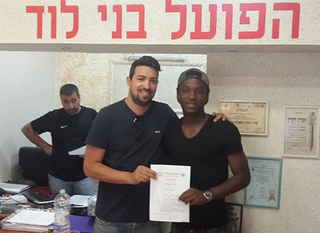 למבין (מימין) יחד עם סוכנו, אדם קידן, במעמד החתימה