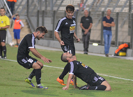 אבי מלכה חוגג את השער הראשון (ארנון לוי)