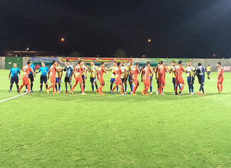 שחקני שתי הקבוצות לפני שריקת הפתיחה (אלי שמואלי)